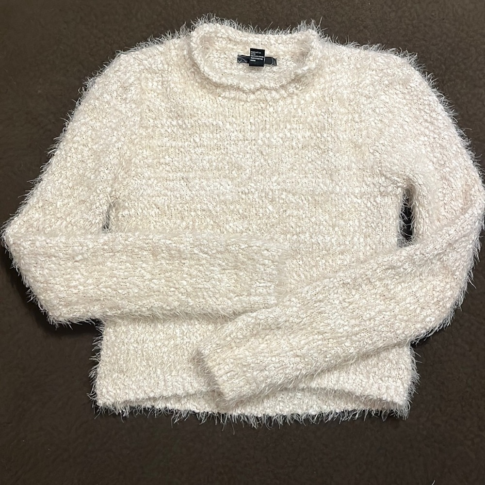 Forever 21 semi cropped fluffy sweater size small
